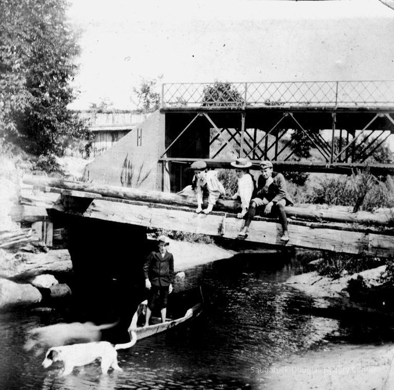          Kids_on_bridge_-_Pier_Cove.jpg 1.4MB
   