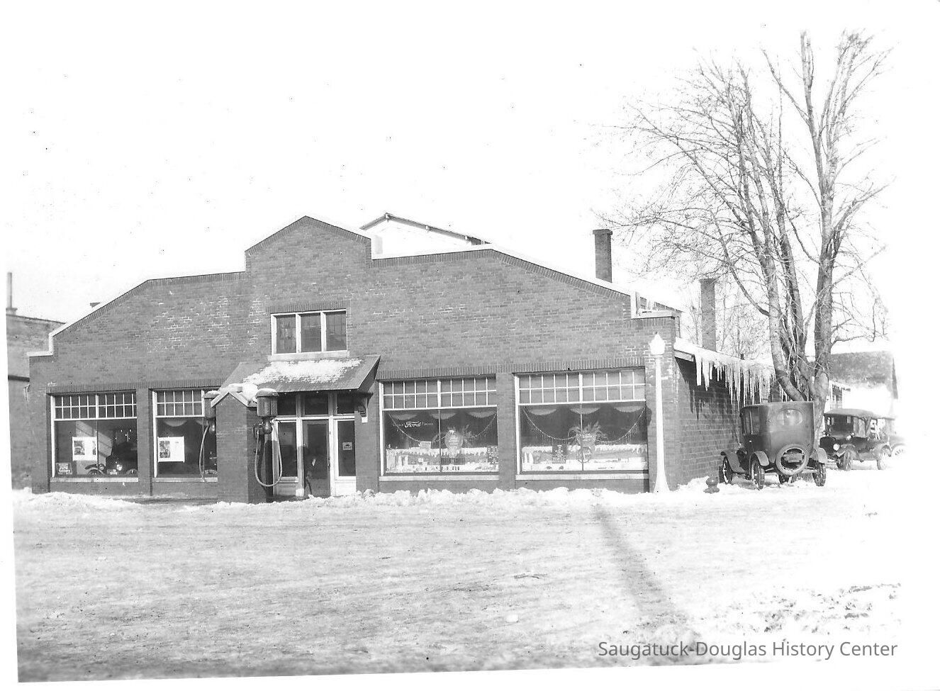          Ford Showroom; Origsize: 3 1/2 x 6