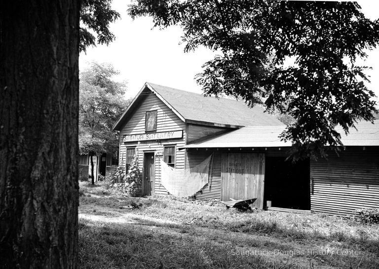          611 0/6	Saugatuck - buildings	8/1944	Saugatuck Boat Livery
   