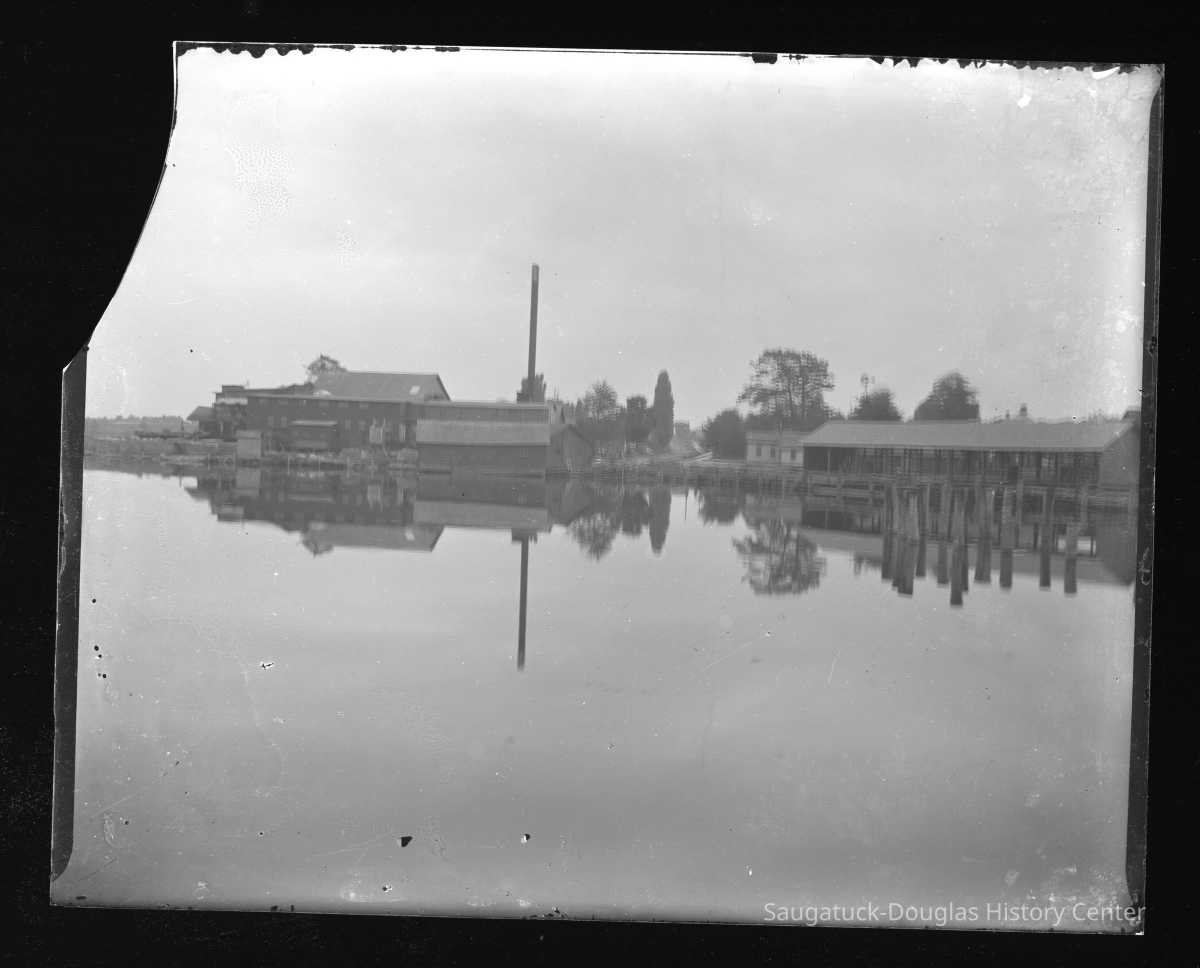 Digital file at 2021.72.02; filename: BasketFactoryGlassPlate