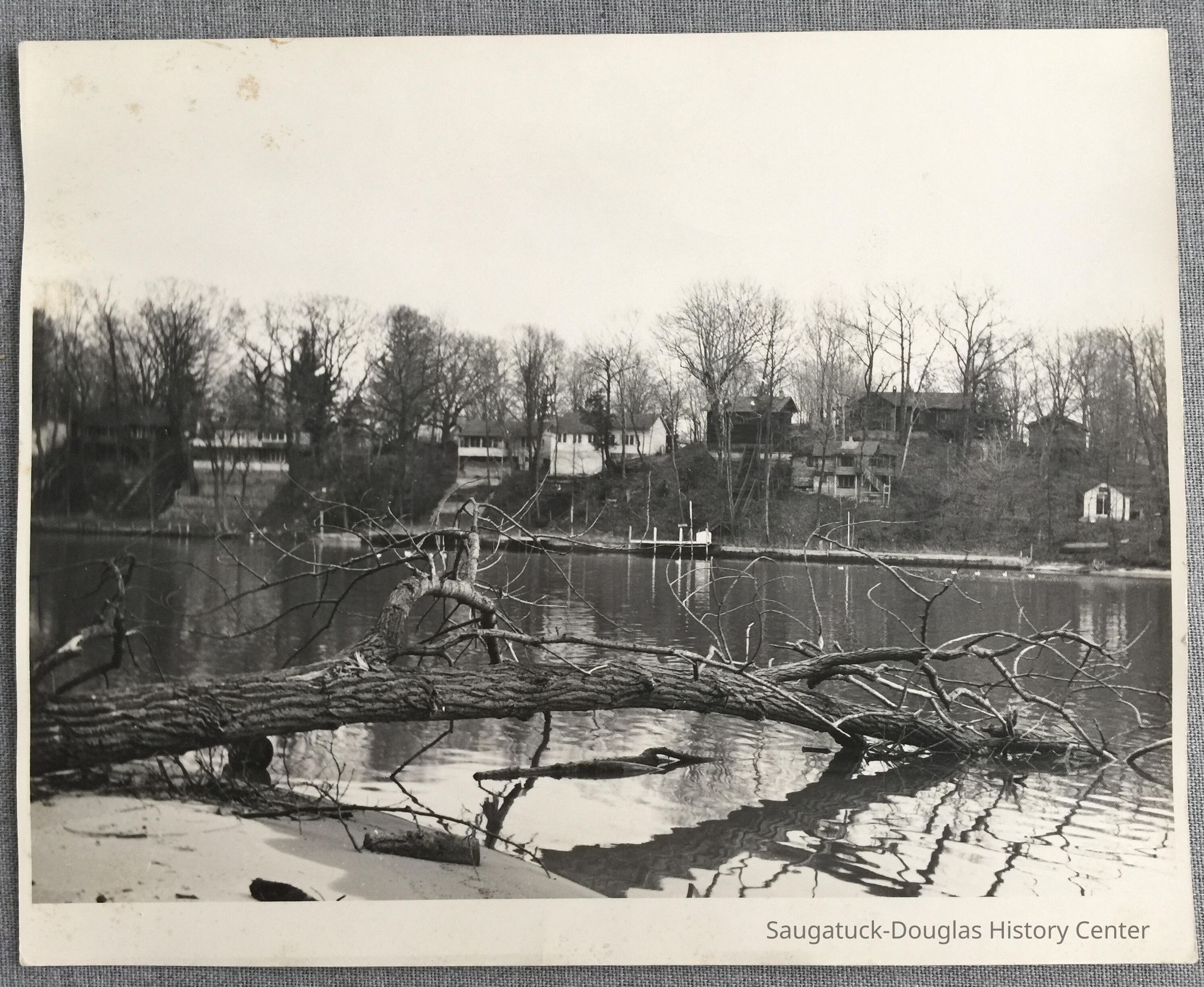          Cottages along the water picture number 1
   