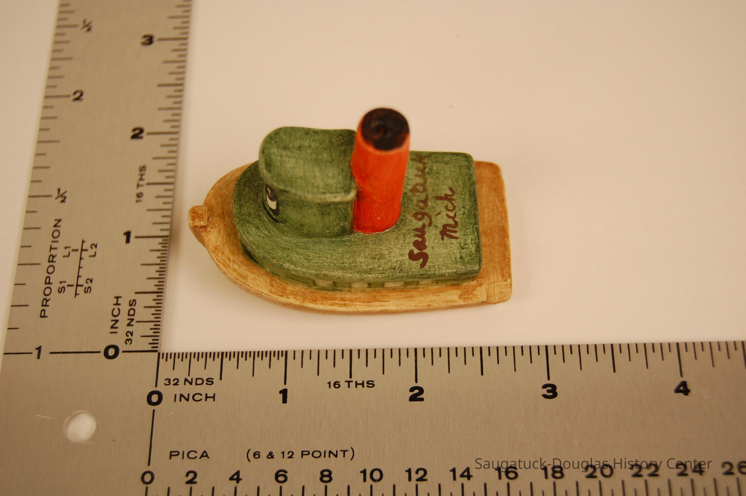 Toy boat; Origsize: 8