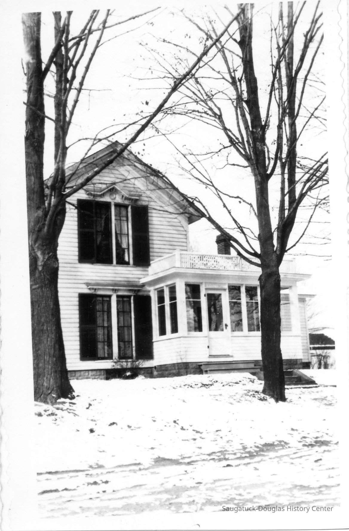 95-28-1i_DC_Putnam_House_porch_enclosed.jpg 249KB