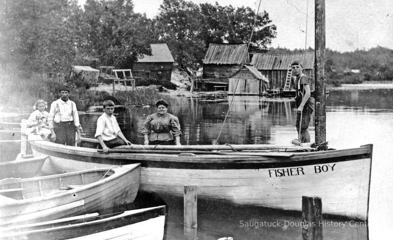          p166SewersFamily1910.jpg 1.4MB Fisher Boy docked at Fishtown; slightly larger version at 2023.10.20 - date estimates range from 1905 to 1910
   