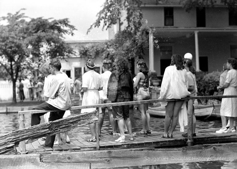          691 0/4	Saugatuck - ferry	1947	Waiting for the ferry
   