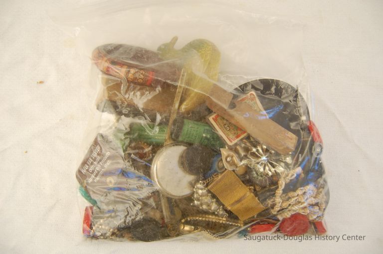          miscellaneous objects; Origsize: 13 1/2 x 25