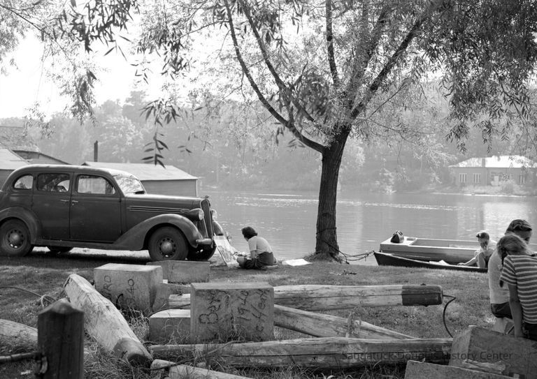 Artists painting in town - Image 4