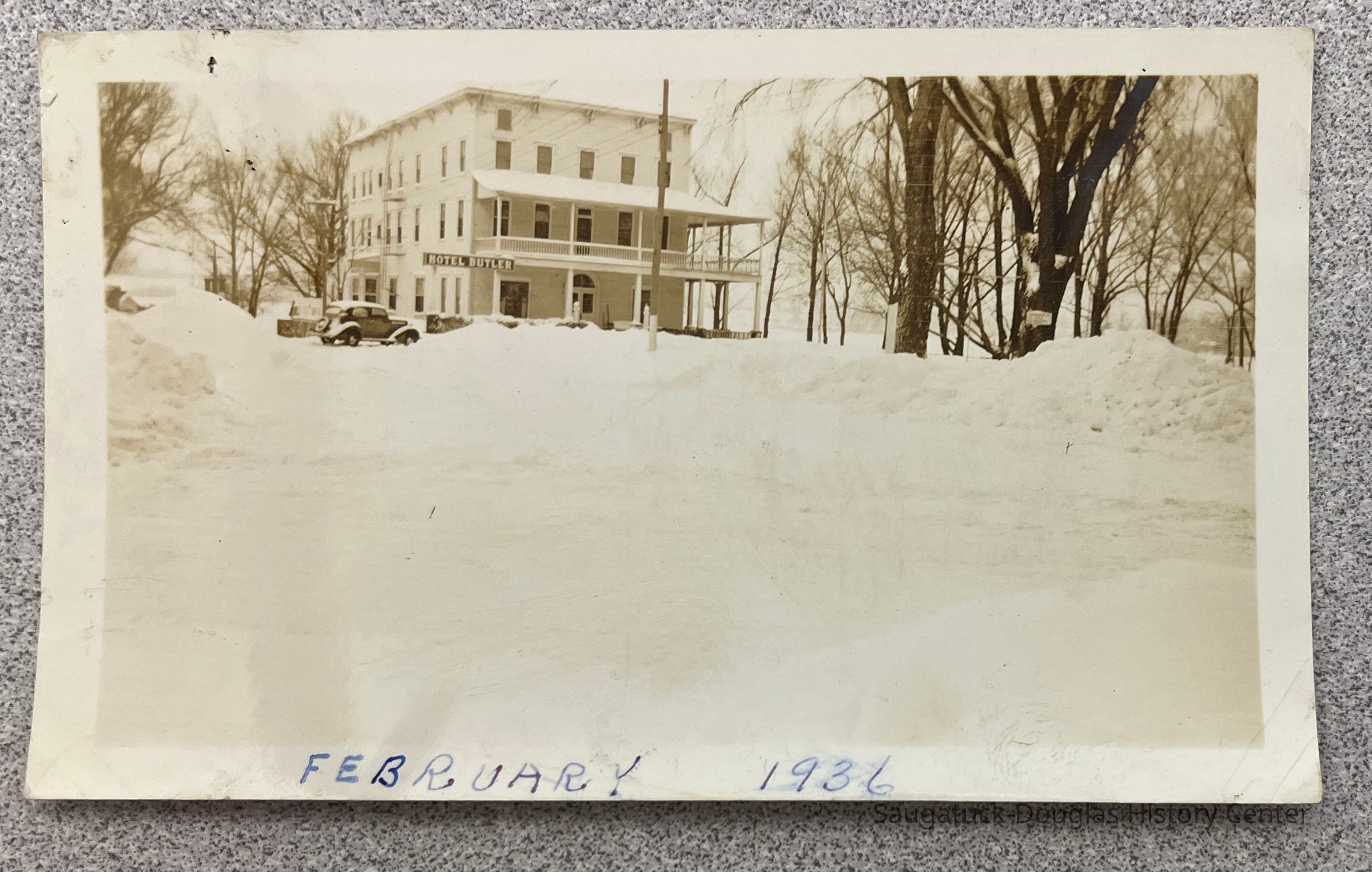 Hotel Butler in snow picture number 1