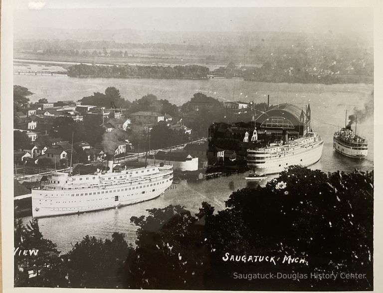          Big Pavilion with Cruise Ships picture number 1
   