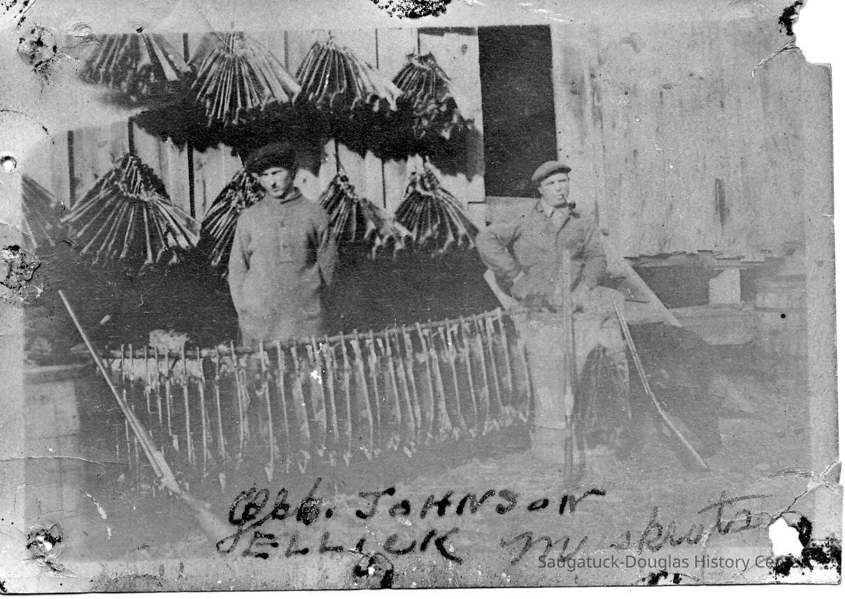          89-1-153_Muskrat_Trappers.jpg 451KB
   