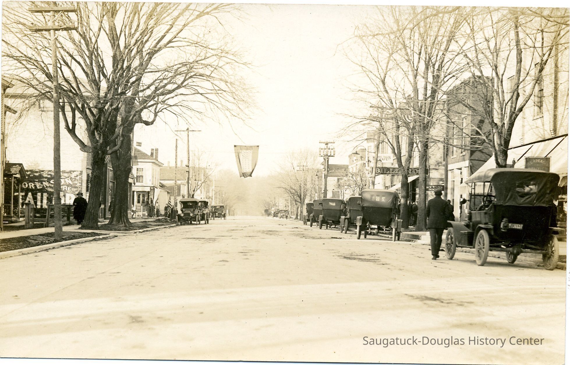          Butler St ca 1913.jpg 929KB; WWI service flag flying over a paved Butler Street, 100 block looking north
   