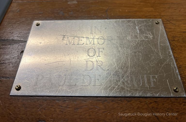          Paul de Kruif writing table picture number 1
   