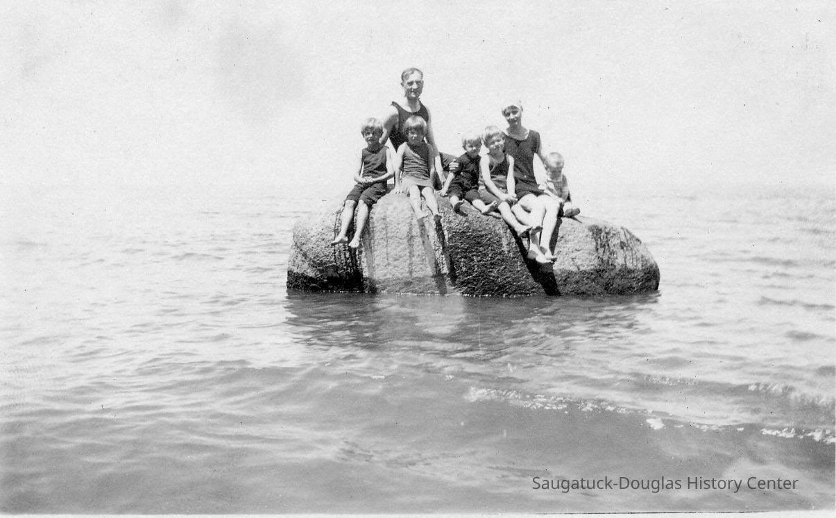 Family on Lost Rock1922.jpg