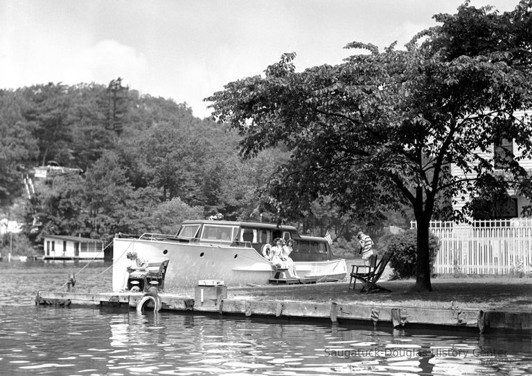          584 1/4 Saugatuck - cruisers 8/14/1949 Kareb docked at Mt. Baldhead hotel - photo by Bill Simmons
   