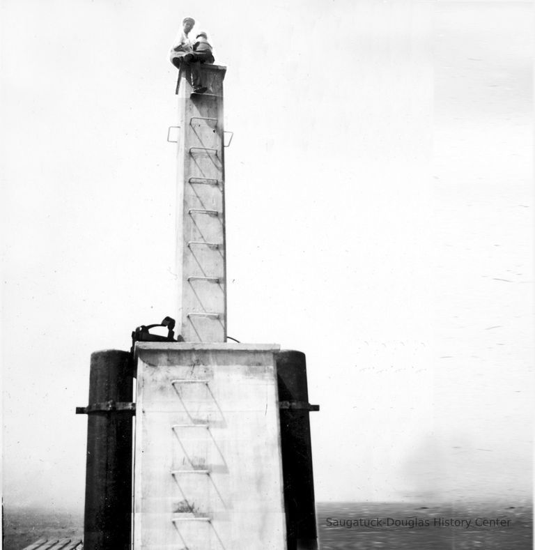          Sheridan_on_gas_light_ca_1914.jpg 340KB; George Sheridan atop the new light ca 1914
   