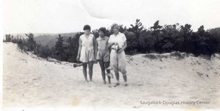          Betty Bobbie Marge Evans Mt Baldy Saug 1920s.jpg 44KB; Marge Evans, Barbara Bible, Betty Bible,
On top of Mt. Baldy about 1929-1931.  My mom, Barbara Bible, is in the middle and her older sister, Betty Bible, is on the right.
   