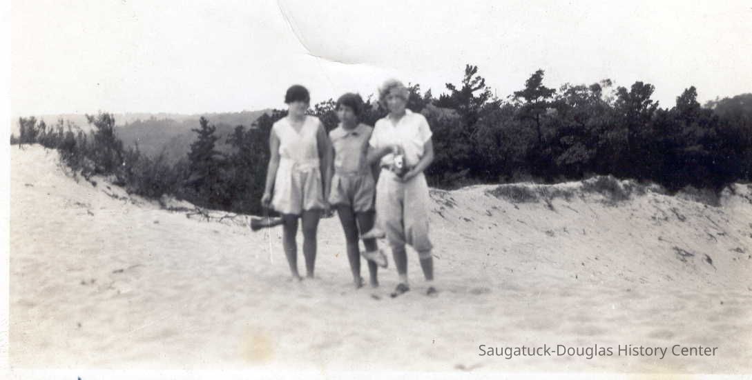          Betty Bobbie Marge Evans Mt Baldy Saug 1920s.jpg 44KB; Marge Evans, Barbara Bible, Betty Bible,
On top of Mt. Baldy about 1929-1931.  My mom, Barbara Bible, is in the middle and her older sister, Betty Bible, is on the right.
   