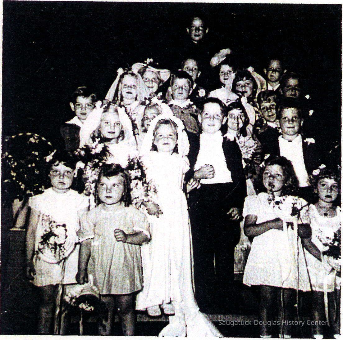 95-20-1F_Tom_Thumb_Wedding_T.Burns.jpg 201KB