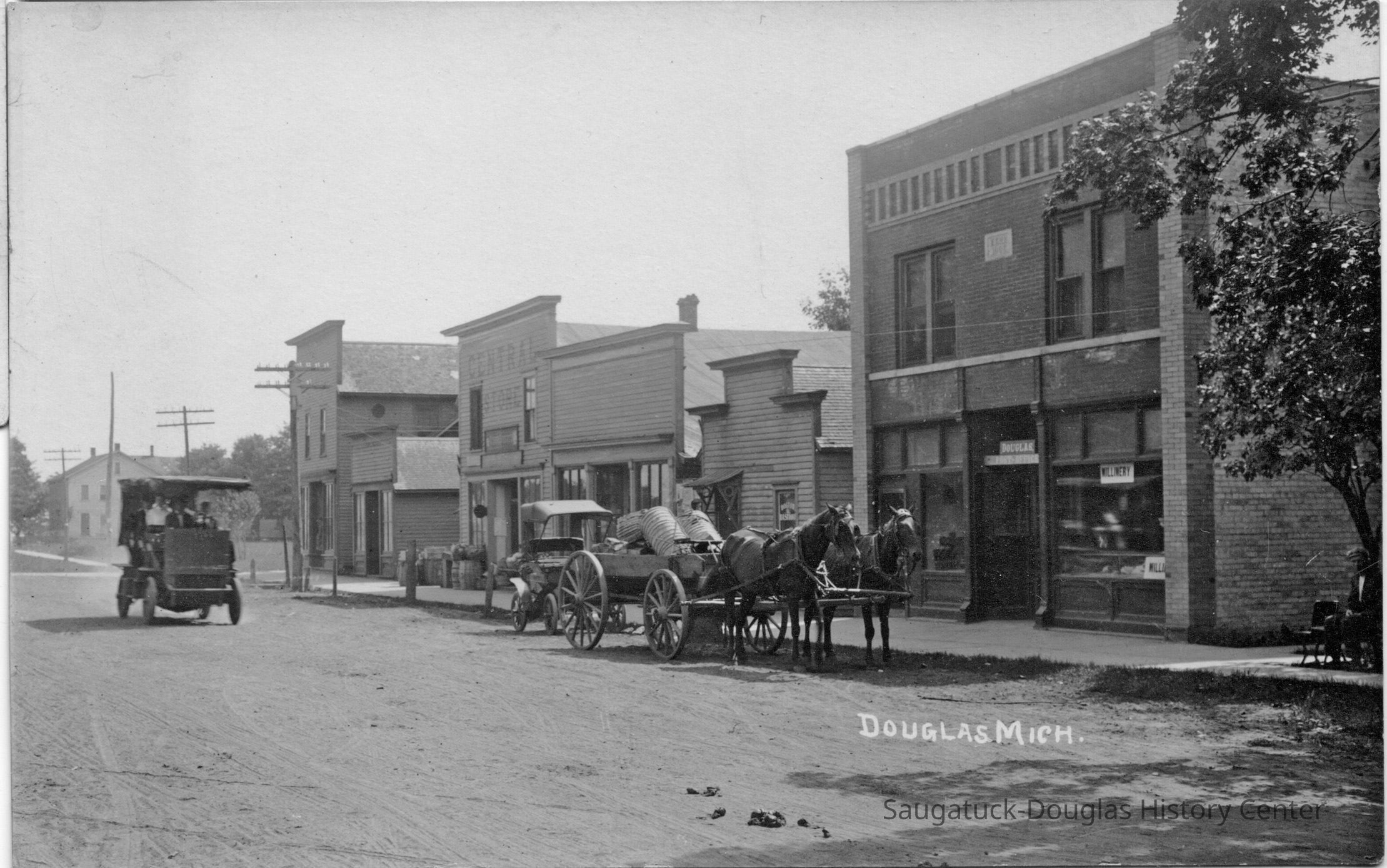          CarCenterSTca1910.jpg 700KB; The picture taken on Center Street in Douglas in 1905 (p. 138) is especially interesting.
   