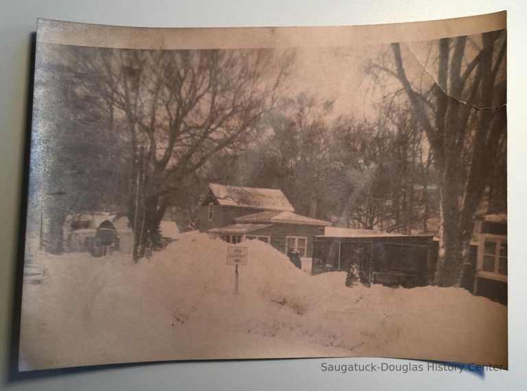          Lake Street Cottage in Winter picture number 1
   