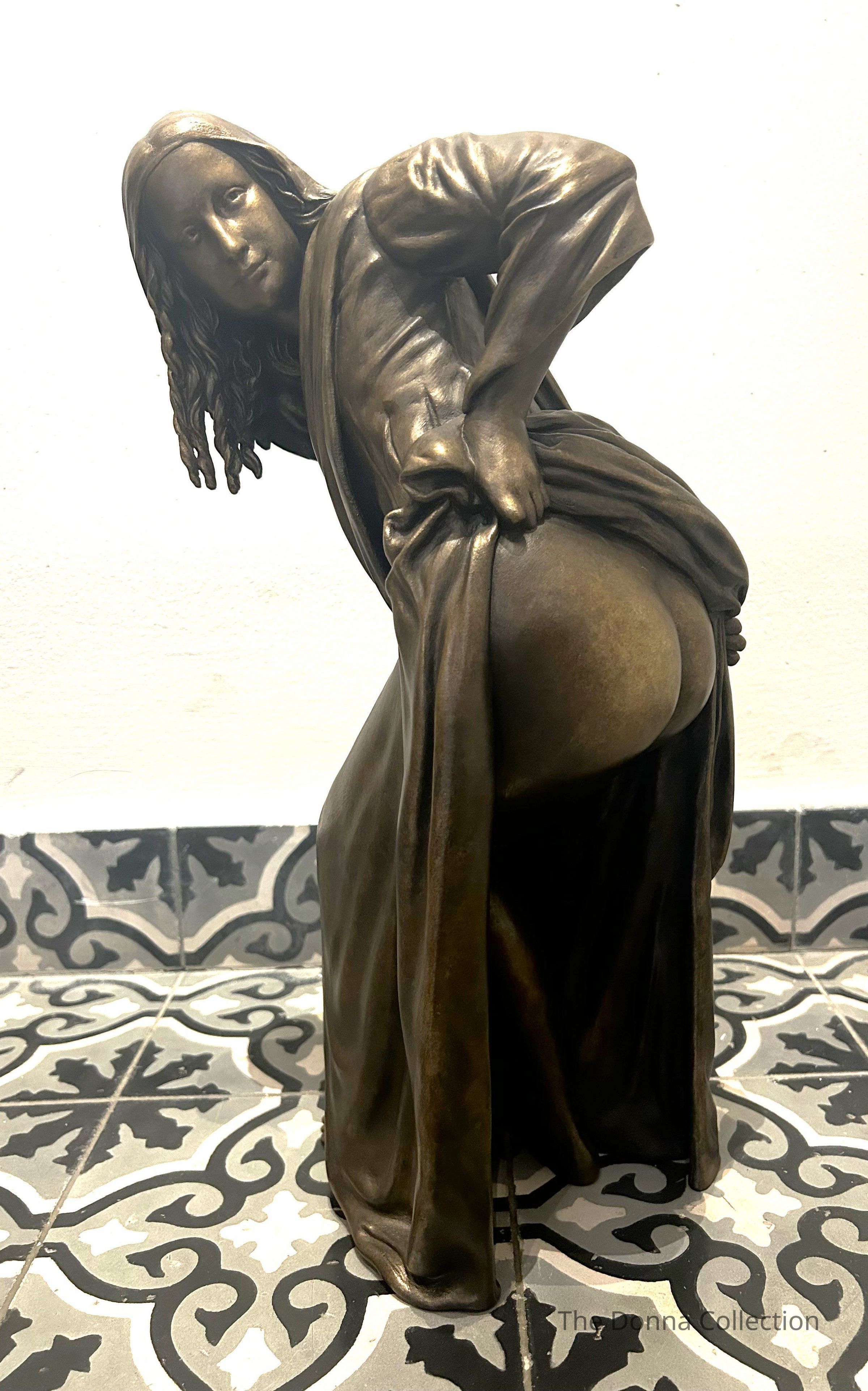 We´re delighted to present to you a cheeky and mischievous twist on the iconic Mona Lisa! Nick Walker, once again showcasing his artistic ingenuity, transforms this renowned masterpiece by Leonardo Da Vinci into a captivating resin sculpture,Through this unique creation, he delves into the mistery behind that enigmatic smile that has puzzled art enthusiasts for centuries.