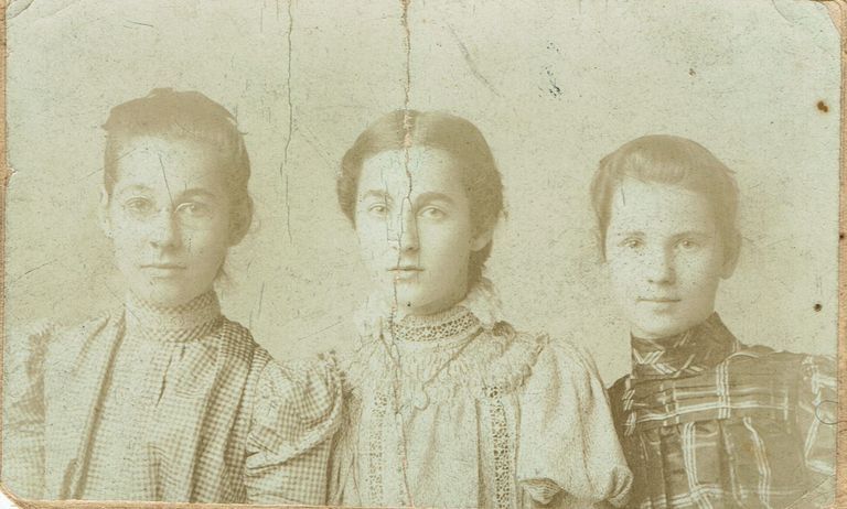          Kellogg: Marianne & Juliet Blood and Emilie Hill, c. 1898 picture number 1
   