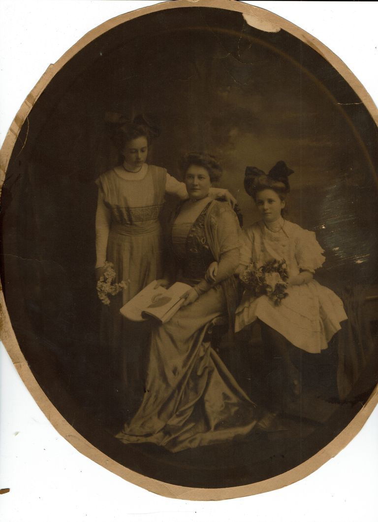          Kellogg: Edith Young Shaw and Daughters picture number 1
   