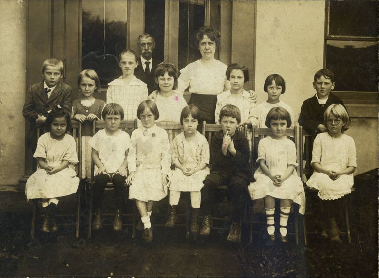          Lincoln School: Students at the Lincoln School, 1920s picture number 1
   