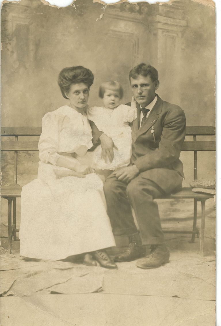          Mangold: William and Barbara Mangold with Child picture number 1
   