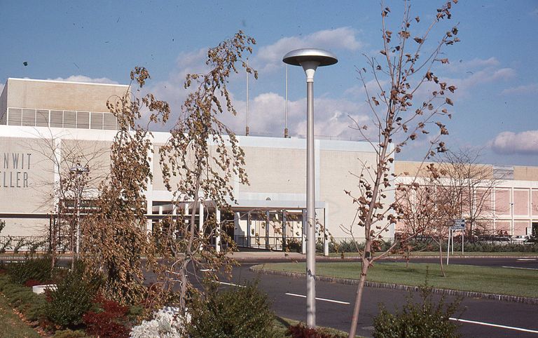          Short Hills Mall: Bonwit Teller & Bloomingdales, 1976 picture number 1
   