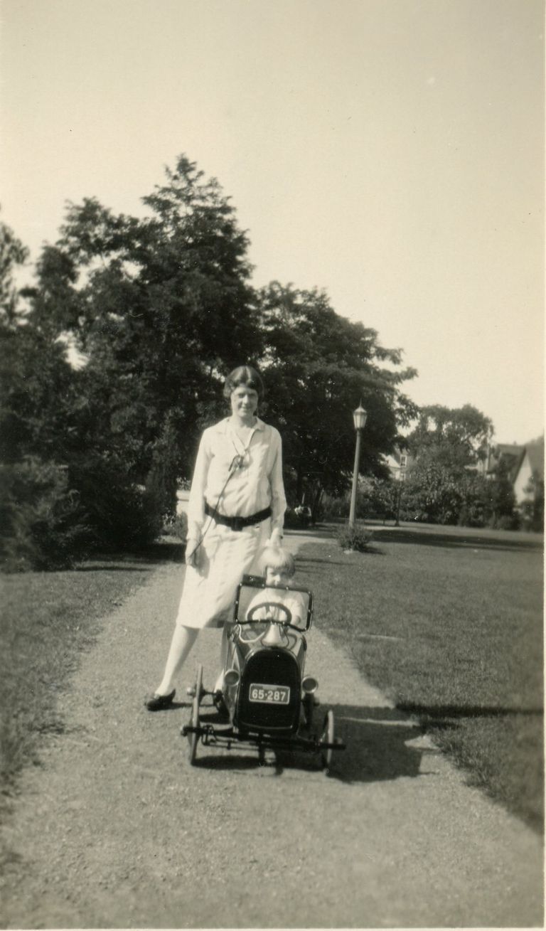          Faddis: Sarah and Betty Faddis in Taylor Park, c. 1926 picture number 1
   