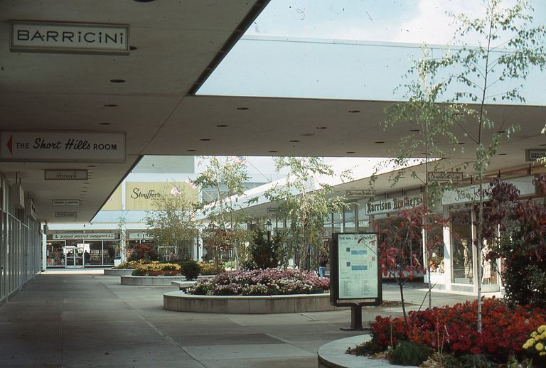          Short Hills Mall: Interior Court of Mall, 1976 picture number 1
   