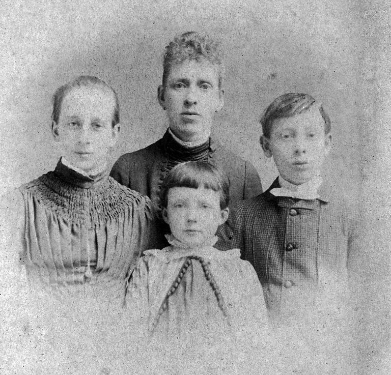          Hartshorn: Joanna, Randall, Cora, Stewart Henry Hartshorn, Christmas 1882 picture number 1
   