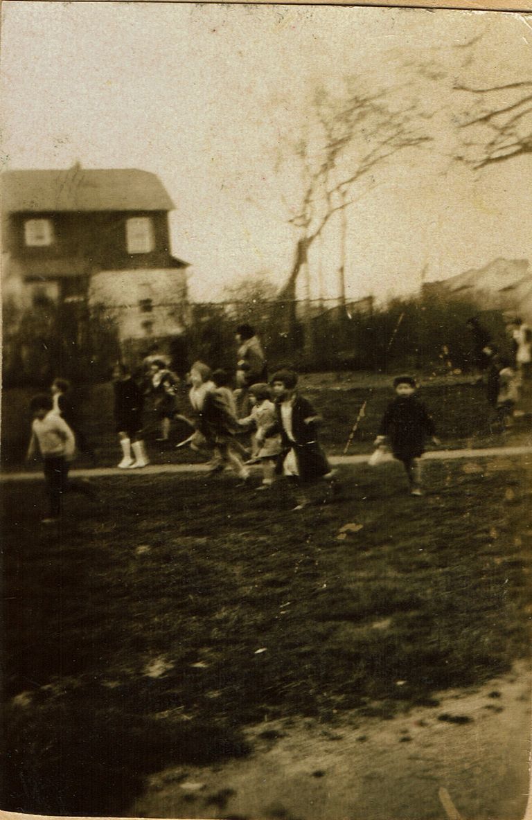          Easter Egg Hunt Taylor Park, 1930 picture number 1
   