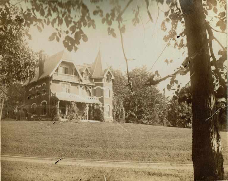          Queen Anne (Classical Style)
   