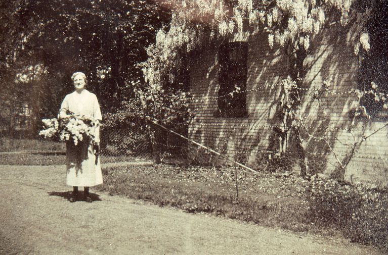          Hartshorn: Miss Carpenter at the Hartshorn Estate picture number 1
   