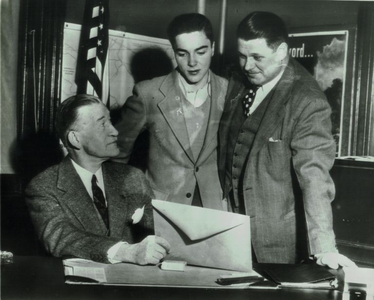          Foxx: Jimmie Foxx Reports to Draft Board, 1944 picture number 1
   