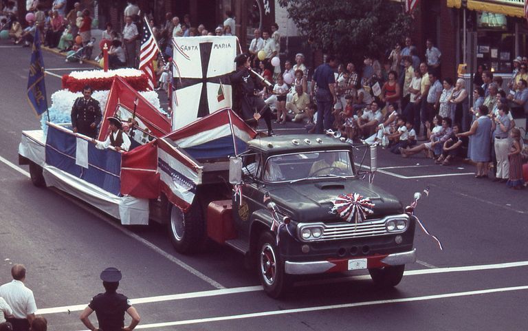          July 4: Casa Columbo Float in American Bicentennial Parade, 1976 picture number 1
   