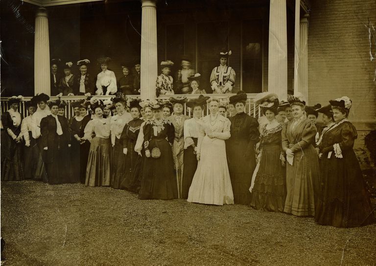          Hartshorn: Joanna Hartshorn at a Gathering of Women picture number 1
   