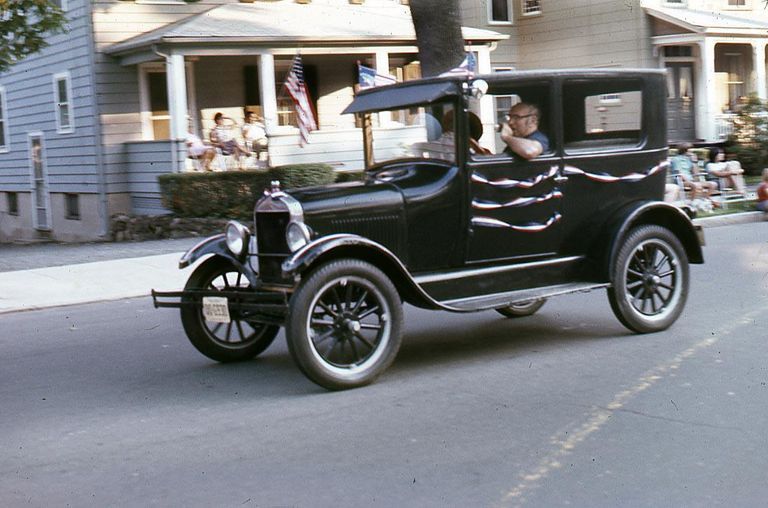          July 4: Antique car in American Bicentennial Parade, 1976 picture number 1
   