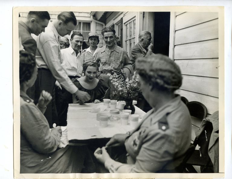          Red Cross: Mary MacArther at Red Cross Veteran's Performance Luncheon, 1946 picture number 1
   