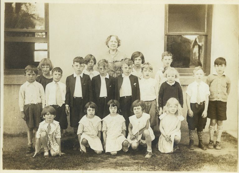          Lincoln School: Students at the Lincoln School, 1920s picture number 1
   