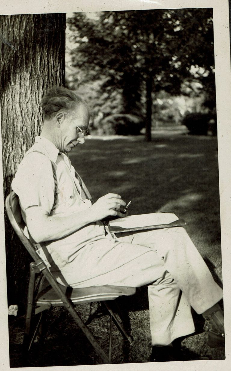          Millburn Art Center 1946 Scrapbook: Van Dearing Perrine at the Village Festival in Taylor Park, 1946 picture number 1
   
