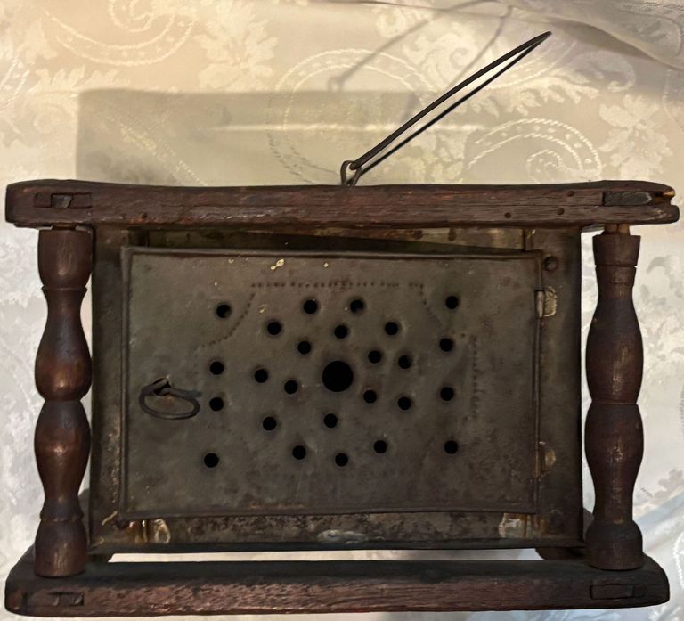          Side view of foot warmer with door opening in front.
   