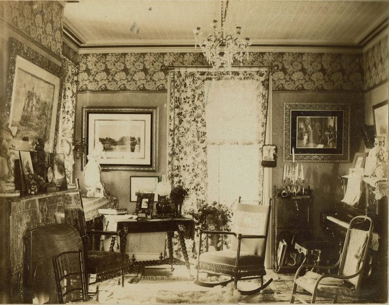          Interior photo from c. 1900. House near Glen & Chestnut.
   