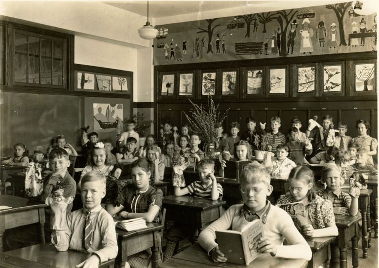          Mangold: Frances Marion Wilson Class photograph, c. 1939 picture number 1
   