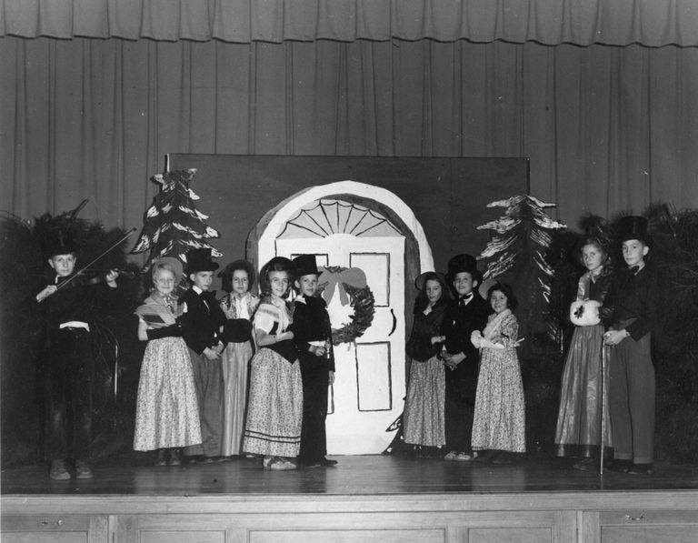          Glenwood School Holiday Show, 1940 picture number 1
   