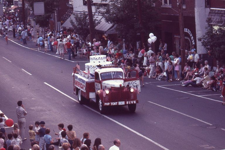          July 4: Floats and Decorated Trucks in American Bicentennial Parade, 1976 picture number 1
   