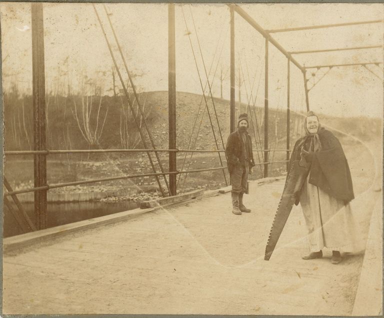          Bosworth: Mysterious Photo of Woman with Enormous Saw on a Bridge picture number 1
   