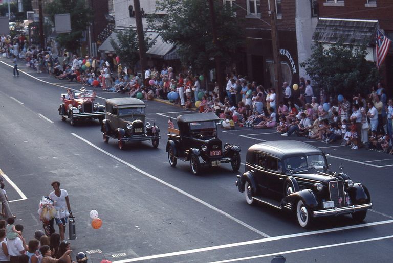          July 4: Antique Cars in American Bicentennial Parade, 1976 picture number 1
   